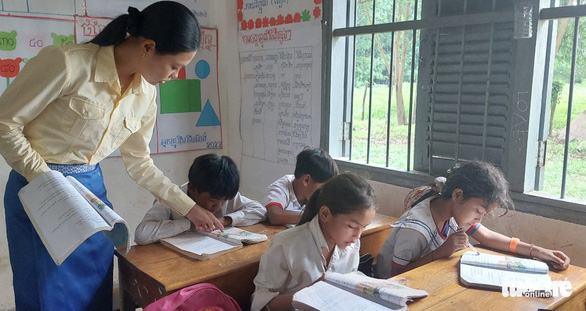 Lớp học của con em công nhân người Campuchia làm việc tại dự án cao su Bà Rịa - Kampong Thom, Campuchia - Ảnh: TIẾN TRÌNH
